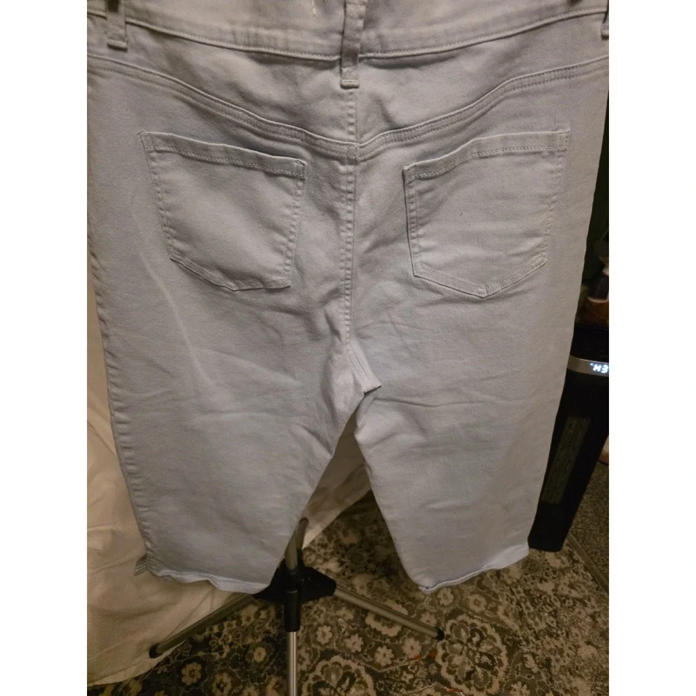 Gloria Vanderbilt Crop Jeans Size 12. Waist 34
